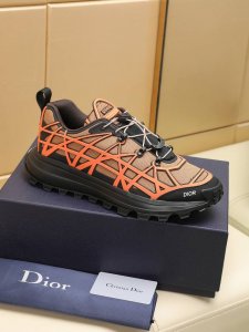 b31 Runner 运动鞋突显时髦轮廓，饰以曲纹藤格纹，以结构风格重新演绎经典图案，丰富了迪奥二零二三夏季男装系列。采用徒步鞋的先进工艺精心制作，将户外文化与