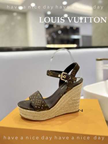 价格 Louis Vuitton 2024 走秀 款厚底凉鞋 香港原版购入一比一开模 今年的款式比去年增加了老花原素 显得更为大牌 老花元素面款 内里垫脚全羊皮
