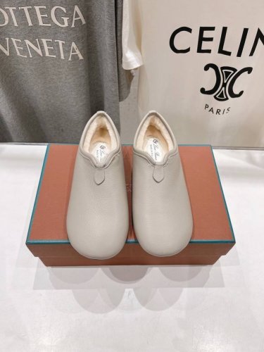顶级出厂 毛里 Loro Piana* 诺悠雅LP 新款勃肯平底鞋休闲鞋，脚感超级舒适 一天可以暴走两万步的鞋子 超级百搭款！ 超级轻便的平底鞋～兼具时尚与舒适