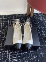 代购级 chanel小香 25Ss 春夏鞋头电绣双C Logo点缀 玛丽珍 粗跟单鞋 宛如女神脖子上的项链 上脚包裹性非常好 上脚跟显瘦 真的是超级精致 复古的