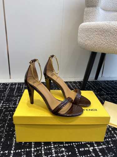 代购级 24ss Fendi 走秀主推系列，新品上线，芬具桌脚设计灵感改创于今年秀场的主推系列鞋履。当季新品，众所周知，鞋子永远设计为高级感满满的，高端大气上档