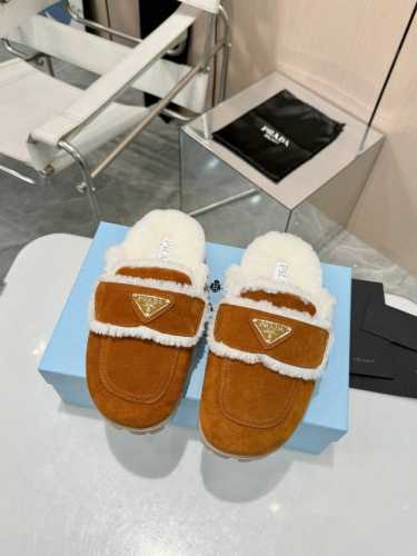 出厂 顶级版本 Prada 经典款包头羊毛拖鞋，时髦精必入！ 标志性三角边金属扣装饰，搭配经典扣带，时尚感拉满。进口牛猄牛皮鞋面，质感超棒。羊毛内里和垫脚，温暖
