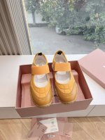 所见即所得G086Miu Miu 25Ss 春夏新款走秀Miumiu 德训 休闲鞋秀场工艺来自Miu Miu系列的细节特写 新季的潮流此刻挚爱的概念，多元对撞，
