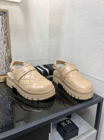出厂价 高端品质 香家 2024秋冬魔术贴毛毛凉鞋、爆款来袭 顶级 品质、完美细节、市场最高版本、你值 拥 :Lvu 原版开模大底 进口漆牛皮 内里 垫脚:皮毛 - 点击图像关闭