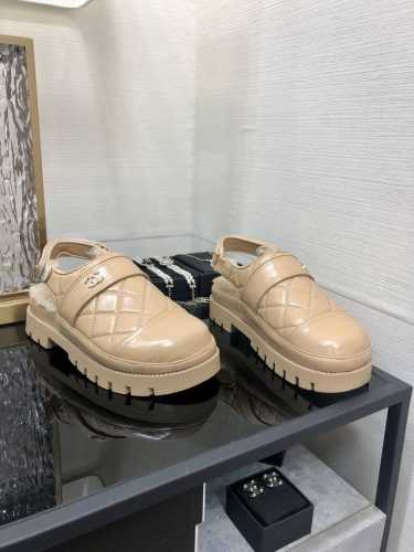 出厂价 高端品质 香家 2024秋冬魔术贴毛毛凉鞋、爆款来袭 顶级 品质、完美细节、市场最高版本、你值 拥 :Lvu 原版开模大底 进口漆牛皮 内里 垫脚:皮毛