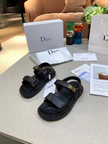 Dior 21秋冬 魔术贴凉鞋不用多说魔术贴凉鞋搭配更是一绝！即复古又百搭 少女感十足 ZP开模水台、大底、开模五金扣 鞋面：定制进口羊皮内里：进口绵羊皮鞋底：