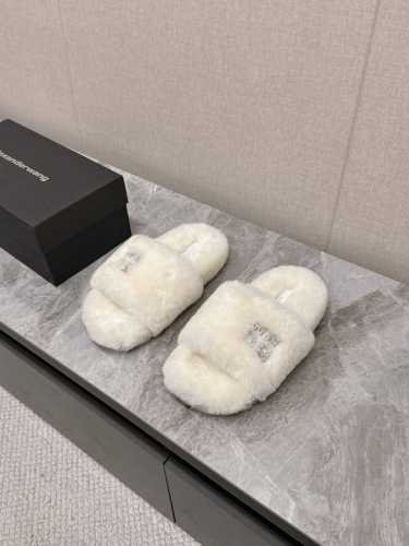 Alexander wang 亚历山大王羊毛拖鞋 太好看了～很难不爱！ BLING BLING秋冬毛毛拖 露腿神器，没有比大王更懂女人心了 要闪更要美 搭配袜子