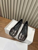 maisonmargiela 马丁 马吉拉 金典款分趾单鞋. 上脚舒适 .个性十足 面料采用金属牛皮 内里羊皮 垫脚羊皮 颜色 金属黑色 金属银色 金属枪色 码