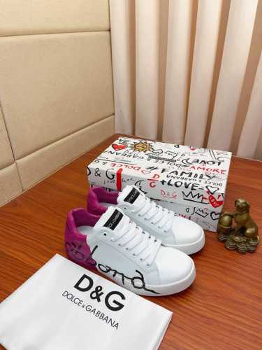 实价： Dolce＆Gabbana Dg 原版进口头层牛皮羊皮内里，上脚轻便、舒适 、百搭、原版特供大底深受潮流男士的青睐欢迎对比品质精致奢华，超a级别！版型对