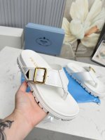 prada新款沙滩女鞋｜美的一塌糊涂！Anita随后会陆续不断的更新Ss25最新走秀预售款，新颖的Logo作为灵魂伴侣。 趣味十足～秉承着引领潮流的风向标，你一
