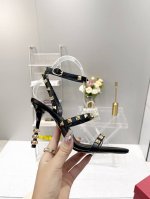 Valentino专柜新品给大家推荐一款 网红街拍都爱搭配的腔调单品哦~ 跟着时尚达人的步伐来走准没错！搭配上简单或时尚款的衣服穿，鞋面镂空设计搭配V家经典铆钉
