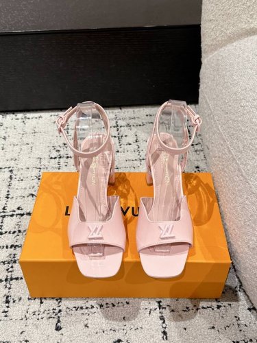 louis Vuitton 25 春夏最新 村上隆联名 Swing最新 粗跟玛丽珍 高跟 凉鞋 简约精致，高级感满满，尽显优雅气质～ 上脚超好看，拉满了夏日美鞋