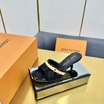 出厂价Pp Lv X Tm 路易威登X村上隆联名6Am 系列 白三彩 平底 凉拖鞋 原版购入开发 做货 本款 6Am 凉拖出自路易威登 X 村上隆再版系列，为全