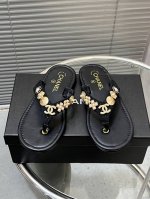 出厂 Chanel香奈儿走秀款拖鞋 完全原版一比一复刻打造 版型超级正 最新时尚的设计 火遍全网的单鞋，上脚又酷又时髦 五金全部开模复刻 独特设计最为抢眼吸晴