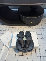 代购级 poeve 25Ss 春夏新款简易皱面简易平底 夹脚拖鞋 一贯的极简风格 干净利落的版面设计 没有任何装饰 仅以设计为亮点 凸显气质和彰显个性 鞋面采用