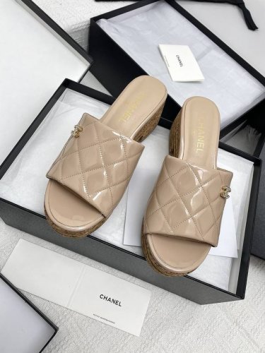 Chanel2025新款菱格坡跟增高厚底拖鞋 众多明星网红上脚，国内外博主刷爆的一个百搭系列，春夏衣橱搭配必备 凉鞋首选. 鞋面：漆皮 内里: 进口水晶羊皮内里