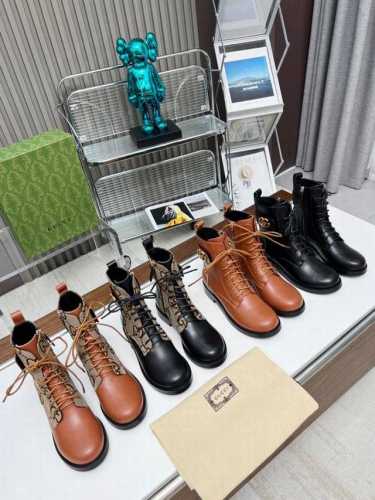 gucci古琦最新款 专柜同步上新 经典款型透过标志性的品牌元素焕发新的活力 拉链绷带设计容易穿脱 面料头层牛皮 里垫脚全羊皮 四色可选 尺码 35-42 出厂