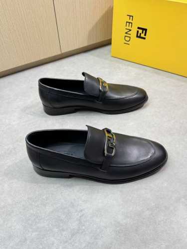 Fendi 芬迪 -高端品质 原单正装皮鞋 -鞋面：纳帕小牛皮、金属扣件横担 -内里：水染牛皮 -大底： 超轻真皮 橡胶；组合成型真皮大底 -超高品控 做工精细