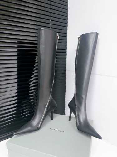 最高版本出厂短靴 长靴 Balenciag*巴黎世家秋冬尖头拉链长靴！ 想成为巴黎家的女人 好飒啊 这双靴子的版型太牛了 像刀一样刻在我心里 极致得像个模型 没
