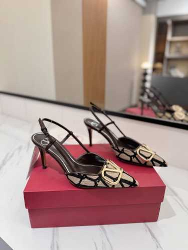 p直销 华伦天奴Valentino最新款Valentino Garavaniv标志后系带高跟鞋，配以Vlogo Signature装饰 -铂金色调Vlogosi