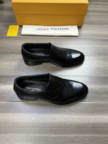 Louis Vuitton 路易威登 -高端品质 原单 -鞋面：纳帕小牛皮、纯手工打孔品牌图腾 -内里：水染牛皮 -大底：超轻tpr 橡胶; 成型大底 -超高品