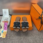 工厂价 爱马仕 Hermes 春夏经典款 Oran 拼色工字拖女鞋 H家平底圆头露趾凉拖鞋 材质：进口水洗工艺牛仔布+水染羊皮水里+意大利真皮大底 Size: