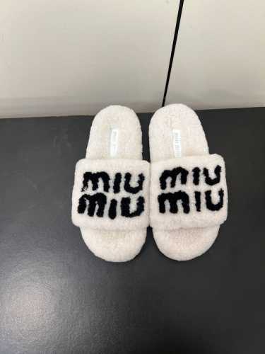 miumiu缪缪毛毛拖2024秋冬新款毛毛拖鞋Miu Miu秋冬新季的潮流要素，与此刻挚爱的概念，多元对撞，传达现代风格~ 怎么穿都好看今夏时髦精最爱 看起来不