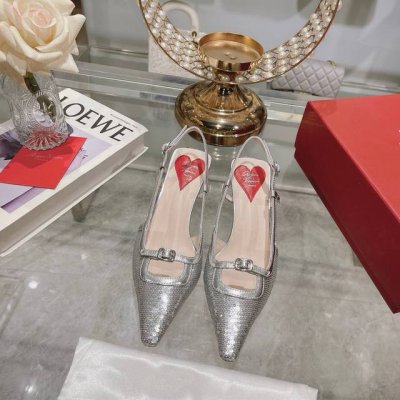 出厂 Roger Vivier 25新款Rv女鞋迷你饰扣后空凉鞋漆皮后袢带高跟鞋 迷你饰扣漆皮后袢带高跟鞋本款高跟鞋以闪亮漆皮制成 糅合众多品牌标志性元素 从品