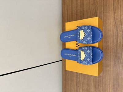 顶级版本 lv 2025Ss新品金典Lv老花平底拖鞋 这款 Helios 凉鞋采用漂白Monogram 牛仔帆布制成 搭配天然皮革饰边 引人注目 该表款以精致的