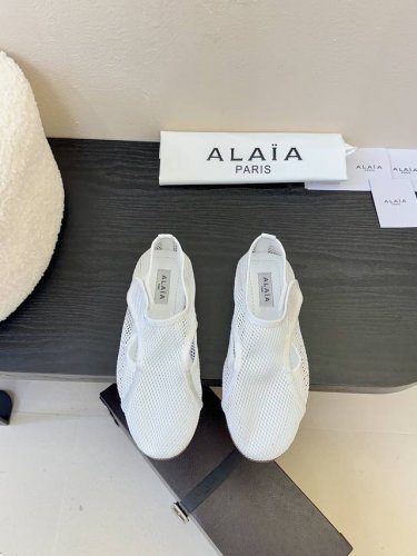 alaia 25Ss 春夏季新款 明星同款 穿搭万金油 夹脚 渔网鞋 轻盈透气 夏日松弛美学透气网面日月光倾泻 交织出若隐若现的透感美学 网面设计 呼吸感拉满