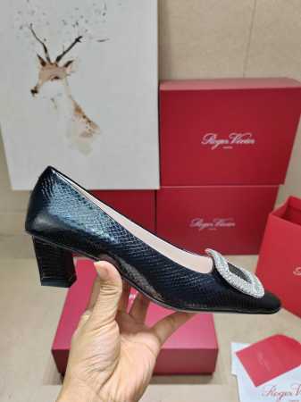 Roger Vivier 225 罗杰维维亚春夏新款Dorsay凉鞋 缎面搭配钻扣，一眼被惊艳到仙女们确定不拿下这款绝美后空凉鞋吗气场妥妥的安排上夏日搭配各种小 - 点击图像关闭