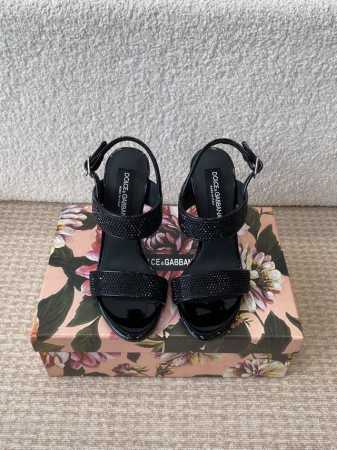 D&G古典与现代碰撞出的意式浪漫美学杜嘉班纳 Dolce & Gabbana 真丝系列 超高跟凉靴 线条 版型 看得到的高级感 非市场通货可比 dg杜嘉班纳秀场 - 点击图像关闭