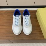 Burber*y 格纹休闲运动鞋。选用棉质混纺面料打造。于意大利工坊匠制而成，以鲜明品牌风格诠释衣橱必备款式。鞋面纹棉材质、牛皮。羊皮垫脚。原版大底。 码数：3