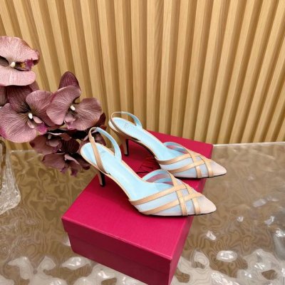 2025走秀款高版本Valentino 鱼鳞钻高跟 凉鞋 绝美的质感 非常好搭配 任何季节可穿 华伦天奴此系列演绎全新时尚魅力 延续超高跟设计 深得海外知名博主