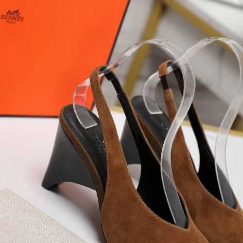 Hermes 爱马仕经典高跟凉鞋系列 时尚百搭 超级舒服 每个细节都做到极致 设计简约流畅 打造时尚经典柔美造型 鞋面:羊皮 内里垫脚：羊皮 大底：真皮大底 跟