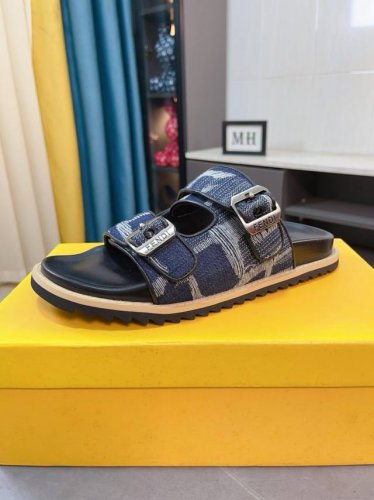 出厂价 Fendi 芬迪小怪兽男士人字拖鞋，专注打造拖鞋品质质感升级完美的撞色拼接吸睛款！拿过我们家拖鞋的亲都知道，我们只做精品1:1欢迎对比市场通货标准码数：