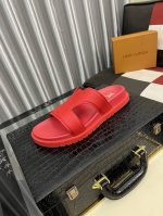 出厂价pp： # 路易威登面包拖 又一爆款最新 Lv一出即巅峰的超爆款的老花拖鞋面包的脚感 软绵绵的超舒服 魔术贴的设计宽宽的可以显的脚好瘦好好看 夏天最爱 这