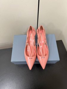 Prada 25ss 早春新款绝美尖头跟鞋 时尚界久违的极简之美经典时尚配色 毫不费力的优雅风来袭 时髦 精致 绝美 包头尖头 开边珠外穿时尚气质简约新款日常拖