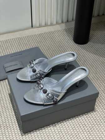 25Ss春夏新款Balenciaga金属铆钉机车朋克风高跟拖鞋辣妹必备这双CAGOLE拖鞋鞋型是淑女拖鞋上面的铆钉又超级朋克街头简直太别致了 INS爆款 甜酷g - 点击图像关闭