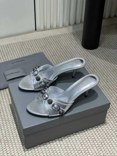 25Ss春夏新款Balenciaga金属铆钉机车朋克风高跟拖鞋辣妹必备这双CAGOLE拖鞋鞋型是淑女拖鞋上面的铆钉又超级朋克街头简直太别致了 INS爆款 甜酷g