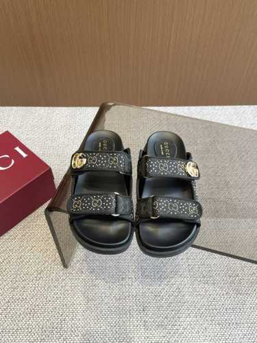350Gucci古驰 女士安格拉红色Gg水晶双G帆布平底凉鞋 这款平底凉鞋采用魔术粘带设计，现代感十足且充满运动气息，带来舒适感受。这款配饰以安哥拉红色Gg水晶