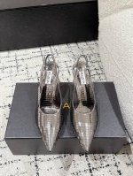 Alala阿莱亚 25 春夏新款 镜面 后空 高跟凉鞋 Art Deco镜面露跟鞋，尖头优雅线条延伸修长比例，金属元素折射先锋魅力。 鞋面: 原版漆皮特殊工艺