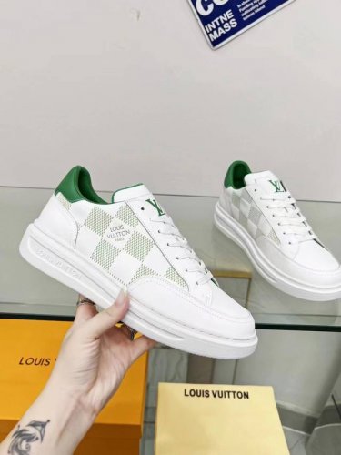 上新 LV运动鞋 本款 Beverly Hills 运动鞋为柔软牛皮革局部铺陈放大版 Damier 图案，再为厚实轻盈的橡胶外底压印路易威登标识。加衬内底和科技