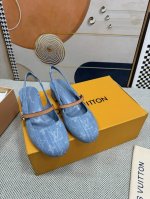 顶级版本 LV 新款粗跟凉鞋 这款 Helios 凉鞋采用漂白Monogram 牛仔帆布制成，搭配天然皮革饰边，引人注目。该表款以精致的金色细节为特色，例如灵感