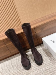 660 # 思琳厚底骑士靴 这款长靴的靴型真的太顶了，加入了厚底的元素，非常适合现在的穿搭风格。上脚整个线条真的很修长！整靴进口小牛皮 原装私模大底 Size：