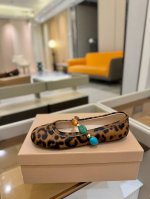 价格 Gianvito Rossi 2025 春夏款 罗西 Gr 芭蕾舞鞋平底玛丽珍单鞋 异域风情满满的宝石，像一串手串，串戴在脚上，皮质超级柔软，上脚舒适感绝