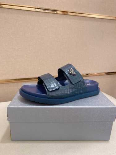 工厂P价 Prada 拖鞋 顶级代购 男士春夏拖鞋专柜同步 鞋面意大利进口牛皮搭，标志图形高品质工艺，鞋底：原厂特供原版底，独家活动成型底超级舒适，原厂跟单货，