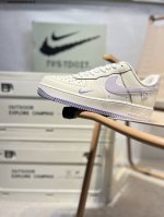 耐克 Nike Air Force 1 '07空军一号 百搭休闲运动板鞋。柔软、弹性十足的缓震性能和出色的中底设计，横跨复古与现代的外型结合，造就出风靡全球三十