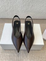 Toteme 25ss 春夏新款 后空凉鞋 拖鞋 坡跟穆勒鞋进口皮高级舒适，配女神们的半身裙，不规则的弧形尖头，晚宴系列专属高跟鞋贯穿整季lookbook完全戳