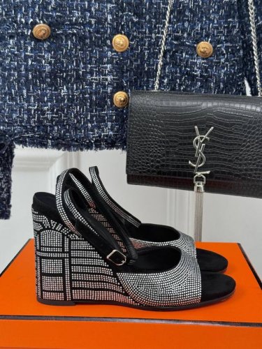 厂价 Hermès 爱马仕25ss早春新品水钻坡跟凉鞋谁也无法拒绝亮晶晶的美鞋坡跟设计 线条流畅优雅推荐入手显瘦显长腿高级感女人必备单品！面料采用原版定制材质内